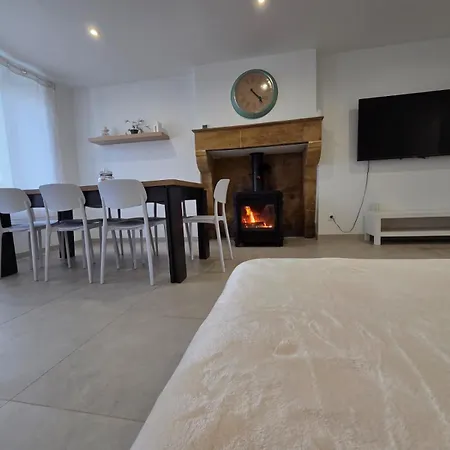 Casa de Férias Charmante Maison De Pierre Renovee A 5min De Charleville-mezieres *